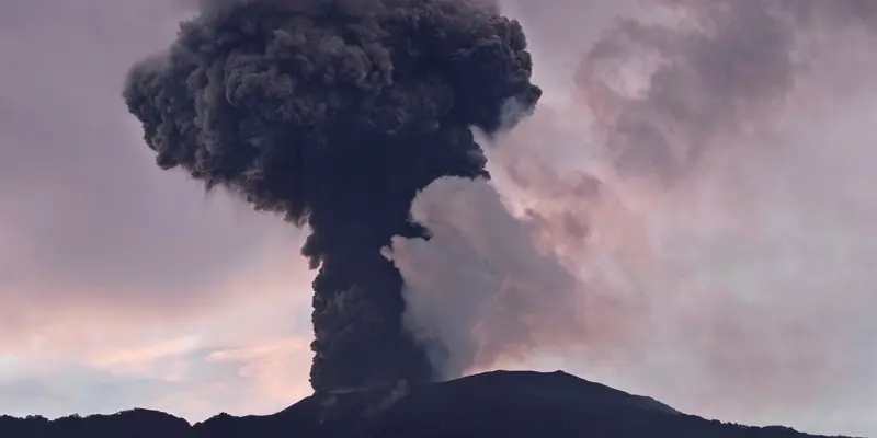 Gunung Marapi Kembali Muntahkan Material Vulkanik