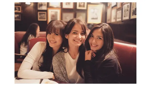 7 Potret Persahabatan Febby Rastanty dan Enzy Storia, Kompak Banget