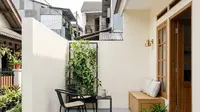 ide teras minimalis untuk rumah berdempetan agar aktivitas penghuni tetap privat (AI generated)