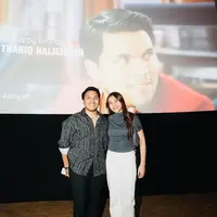 Aaliyah tampak memesona meski mengenakan outfit minimalis. Ia mengenakan kaus lengan pendek warna abu-abu tua yang dipadukan  long pants berwarna putih. [@thariqhalilintar]