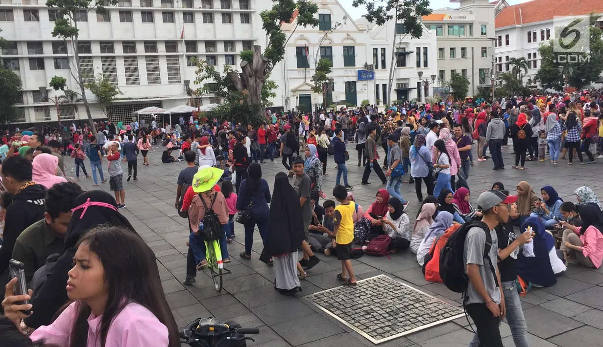 Pengunjung memadati kawasan Kota Tua, Jakarta, Jumat (16/2). Wisata Kota Tua menjadi salah satu alternatif favorit warga libur Tahun baru Imlek 2018 selain murah juga memiliki nilai edukatif dan historis. (Liputan6.com/Immanuel Antonius)