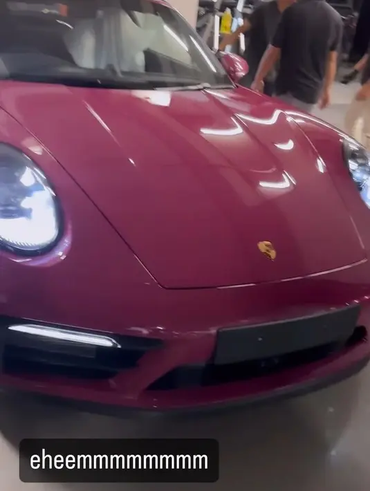 <p>Ussy membelikan Andhika mobil Porsche 911 Targa 4 GTS. Dilansir dari oto.com, mobil ini ditaksir senilai Rp 4,25 miliar. [Foto: instagram.com/ussypratama]</p>