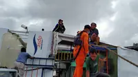 Sebuah kapal Feri penyeberangan KMP Bili terbalik di Dermaga Perigi Piai, Kecamatan Tebas, Kabupaten Sambas, Kalimantan Barat. (Foto: Liputan6.com/Aceng Mukaram)