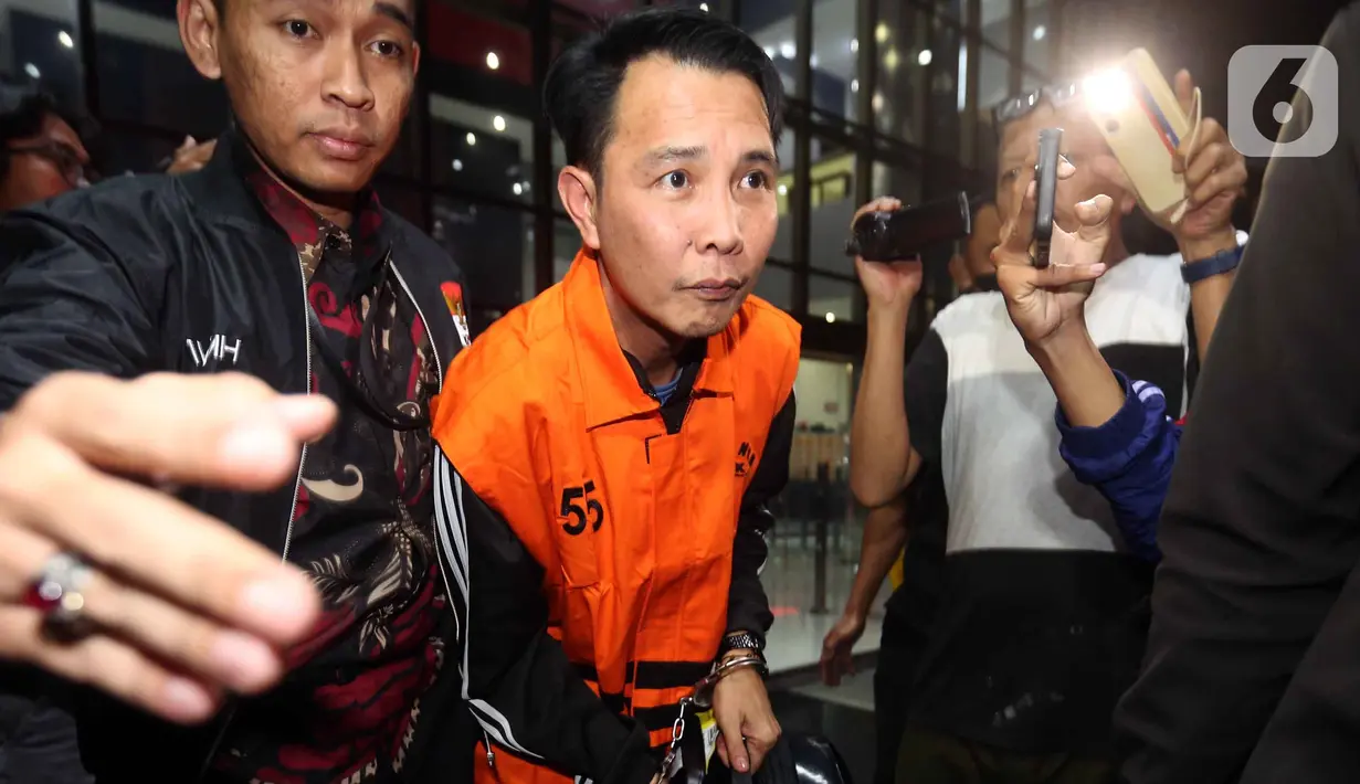 Bupati Rejang Lebong, Muhammad Fikri Thobari, saat digiring petugas naik mobil tahanan usai menjalani pemeriksaan di Gedung Merah Putih Komisi Pemberantasan Korupsi (KPK), Jumat (11/3/2026) dini hari WIB. (Liputan6.com/Helmi Fithriansyah)