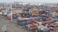 Ratusan peti kemas di area JICT, Tanjung Priok, Jakarta, Kamis (22/10/2015). Mendag Thomas T. Lembong memproyeksikan, kinerja ekspor hingga akhir tahun akan turun 14% dan impor turun 17% secara year on year. (Liputan6.com/Angga Yuniar)