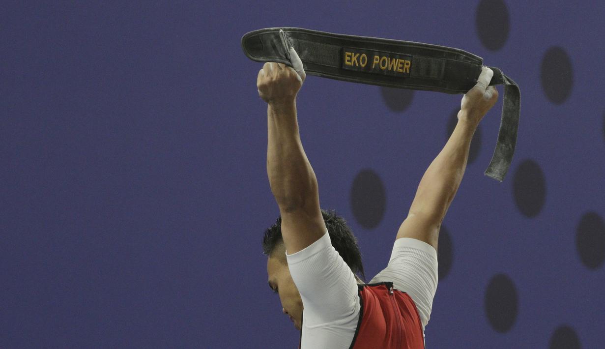 Lifter Eko Yuli usai melakukan angkatan saat SEA Games 2019 cabang angkat besi nomor 61 kg di Stadion Rizal Memorial, Manila, Minggu (1/12). Dirinya meraih emas dengan total angkatan 309 kg. (Bola.com/M Iqbal Ichsan)