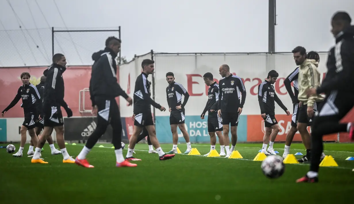 Para pemain Benfica mengiktu sesi latihan di kamp pelatihan Kampus Benfica di Seixal, Lisbon (6/3/2023). Di leg pertama Liga Champions, Benfica menang 2-0 atas Club Brugge melalui gol penalti Joao Mario menit 51 dan gol pemain pengganti David Neres menit 88.(AFP/Patricia De Melo Moreira)