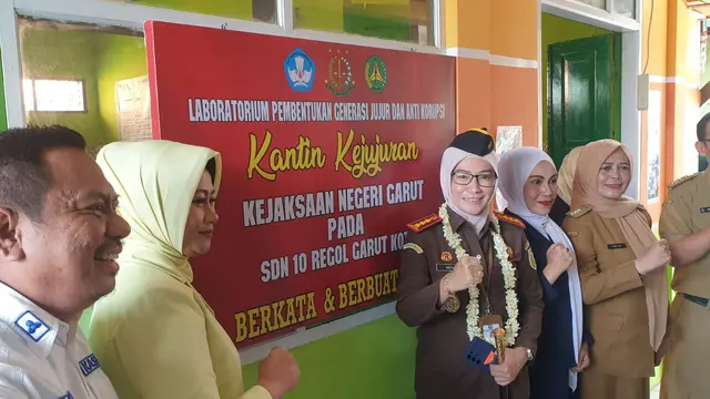 Kajari Garut Neva Sari Susanti bersama Kasi Datun Fery Nopiyanto di mengecek kantin kejujuran di sela-sela MoU pendampingan hukum dengan SDN Rego 10 Garut. (Liputan6.com/Jayadi Supriadin)