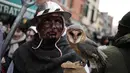 Seorang peserta membawa burung hantu saat menjelang pembukaan Carnival of Venice 2017, Italia (11/2). Pembukaan karnaval ditandai dengan dimulainya acara pertama Nordic Walkin Carnival4 pada Sabtu (11/2) pukul 8.30 waktu setempat. (AFP/Marco Bertorello)