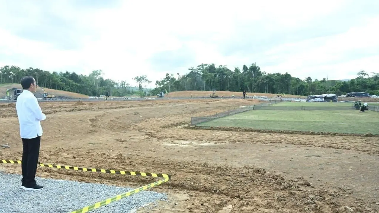 Jokowi Tinjau Progres Pembangunan Training Center PSSI di IKN