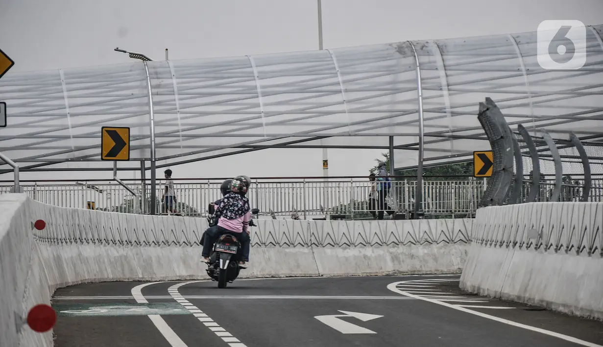 Pemandangan dari atas JPO Flyover Tapal Kuda Lenteng Agung, Jakarta, Minggu (29/8/2021). Meski belum resmi dibuka untuk umum, JPO Flyover Lenteng Agung sudah digunakan warga setempat untuk menyeberang perlintasan kereta api. (merdeka.com/Iqbal S Nugroho)