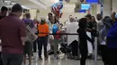 Tornado mendarat pada Rabu malam di dekat Bandara Internasional O'Hare Chicago, membuat para penumpang berlindung dan mengganggu ratusan penerbangan. (AP Photo/Nam Y. Huh)
