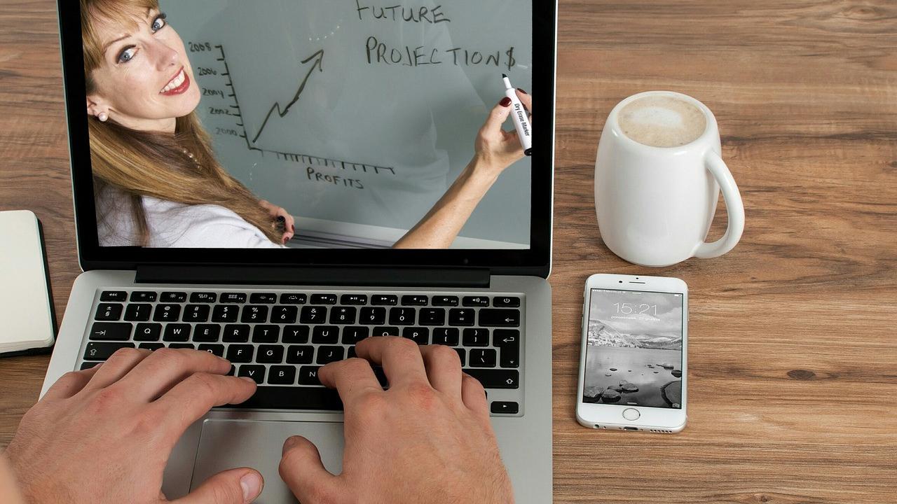 Ilustrasi e-Learning, online course, kelas belajar online