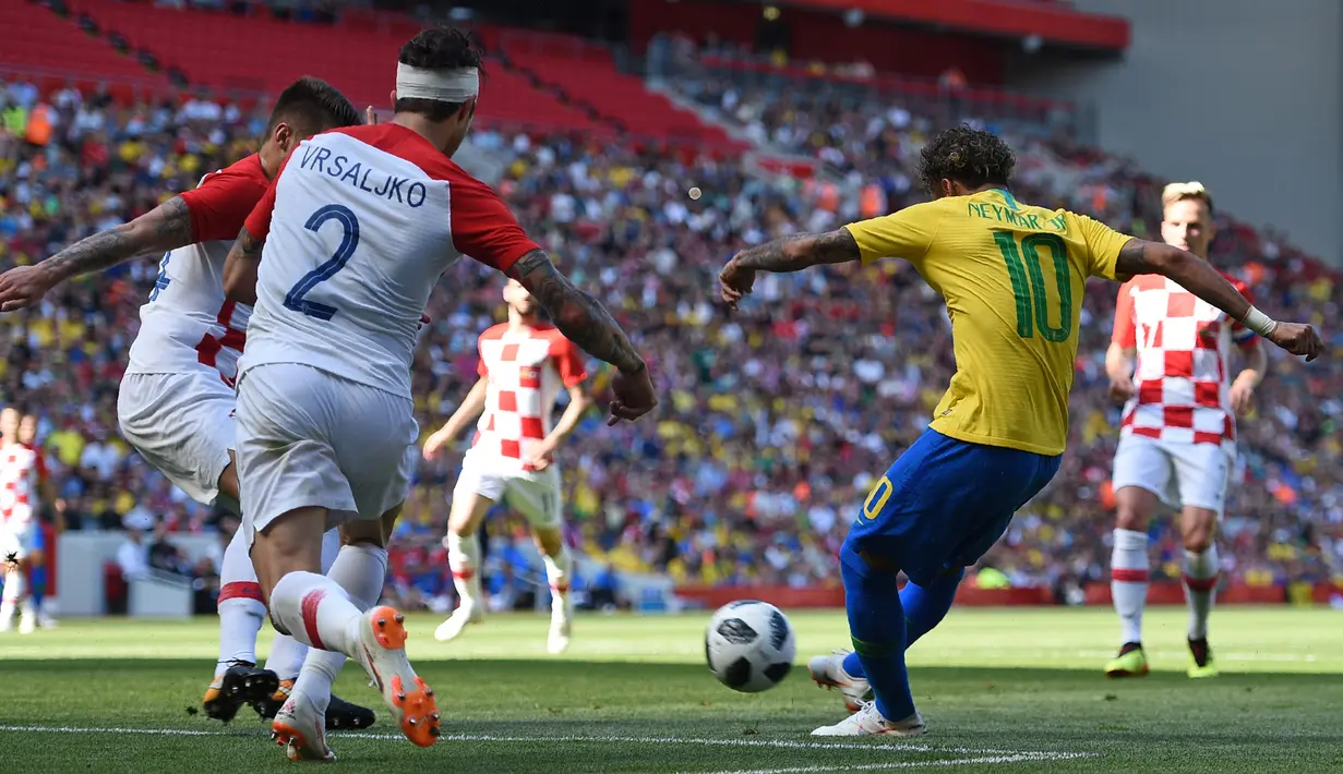 Striker Brasil, Neymar, berusaha membobol gawang Kroasia pada laga persahabatan di Stadion Anfield, Liverpool, Minggu (3/6/2018). Brasil menang 2-0 atas Kroasia. (AFP/Oli Scarff)