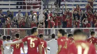 Para suporter merayakan kemenangan Timnas Indonesia U-22 atas Singapura U-22 pada laga SEA Games 2019 di Stadion Rizal Memorial, Manila, Kamis (28/11). Indonesia menang 2-0 atas Singapura. (Bola.com/M Iqbal Ichsan)