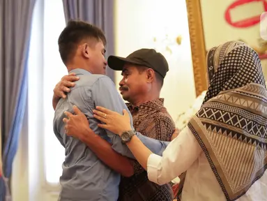 Muhammad Farhan, WNI yang disandera kelompok Abu Sayyaf bersama keluarga saat dipertemukan di Kantor Kemenlu, Jakarta, Kamis (23/1/2020). Farhan adalah satu dari tiga sandera, yang dua diantaranya termasuk bapak dari saudara Farhan sudah dapat dibebaskan terlebih dahulu. (Liputan6.com/Faizal Fanani)