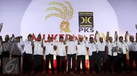 Sejumlah pengurus PKS berpose bersama saat menghadiri Mukernas ke- IV PKS di Depok, Jawa Barat, Rabu (4/11/2015). PKS menegaskan kritik yang mereka keluarkan adalah vitamin bagi pemerintah. (Liputan6.com/Helmi Afandi)