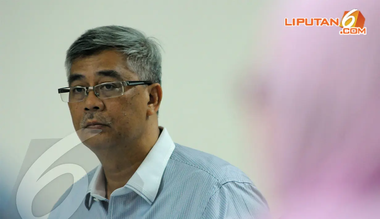 Akil Mochtar terlihat memperhatikan keterangan saksi dengan serius di Pengadilan Tipikor Jakarta, Kamis (10/4/2014) (Liputan6.com/Faisal R Syam).