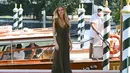 <p>Jolie pertama kali tiba di Venice dengan gaun V-neck coklat tipis dari Saint Laurent, yang dipasangkan dengan anting-anting berlian Jessica McCormack dan cincin yang serasi. (Alberto PIZZOLI / AFP)</p>