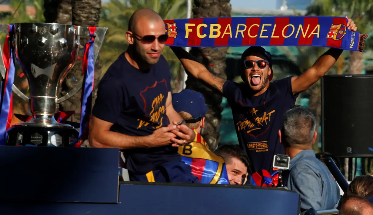 Pemain Barcelona, Javier Mascherano (kiri) dan Neymar, mengikuti pawai dengan bus mengililingi kota Barcelona untuk merayakan gelar La Liga ke-24 bagi Barcelona, (15/5/2016). (AFP/Pau Barrena)