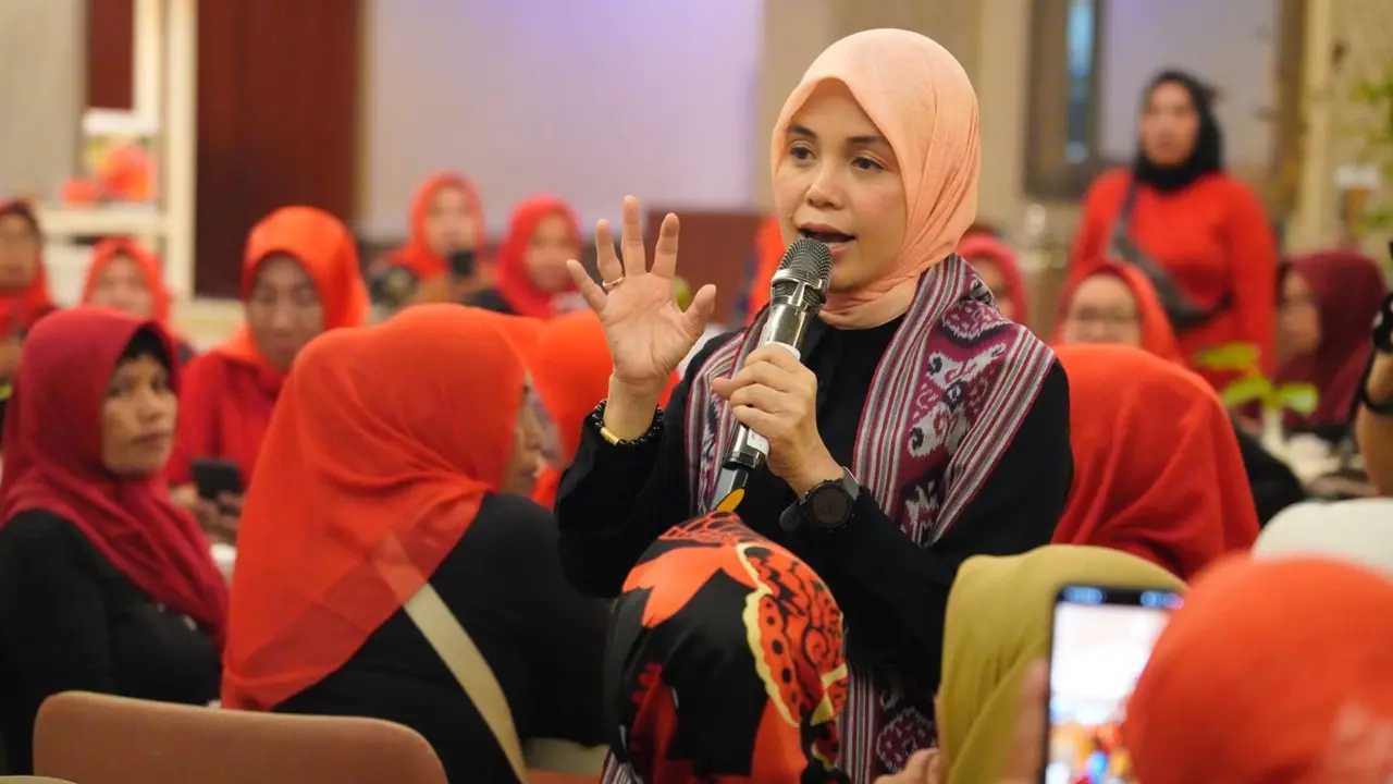 Istri Calon Presiden (Capres) nomor urut 3 Ganjar Pranowo, Siti Atikoh menemui perkumpulan majelis taklim ibu-ibu di Kota Manado, Sulawesi Tengah, Selasa (16/1/2024).