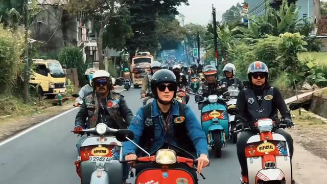 Potret Kesederhanaan Vino G. Bastian Jajan Cuanki (credit: https://www.instagram.com/vinogbastian__/)