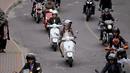 Sejumlah pecinta motor klasik menyemarakkan konvoi Distinguished Gentleman's Ride 2016 di Quito, Ekuador, Minggu (25/9). Distinguished Gentleman's Ride 2016 merupakan kegiatan amal untuk penderita kanker prostat di seluruh dunia. (REUTERS / Kevin Granja)