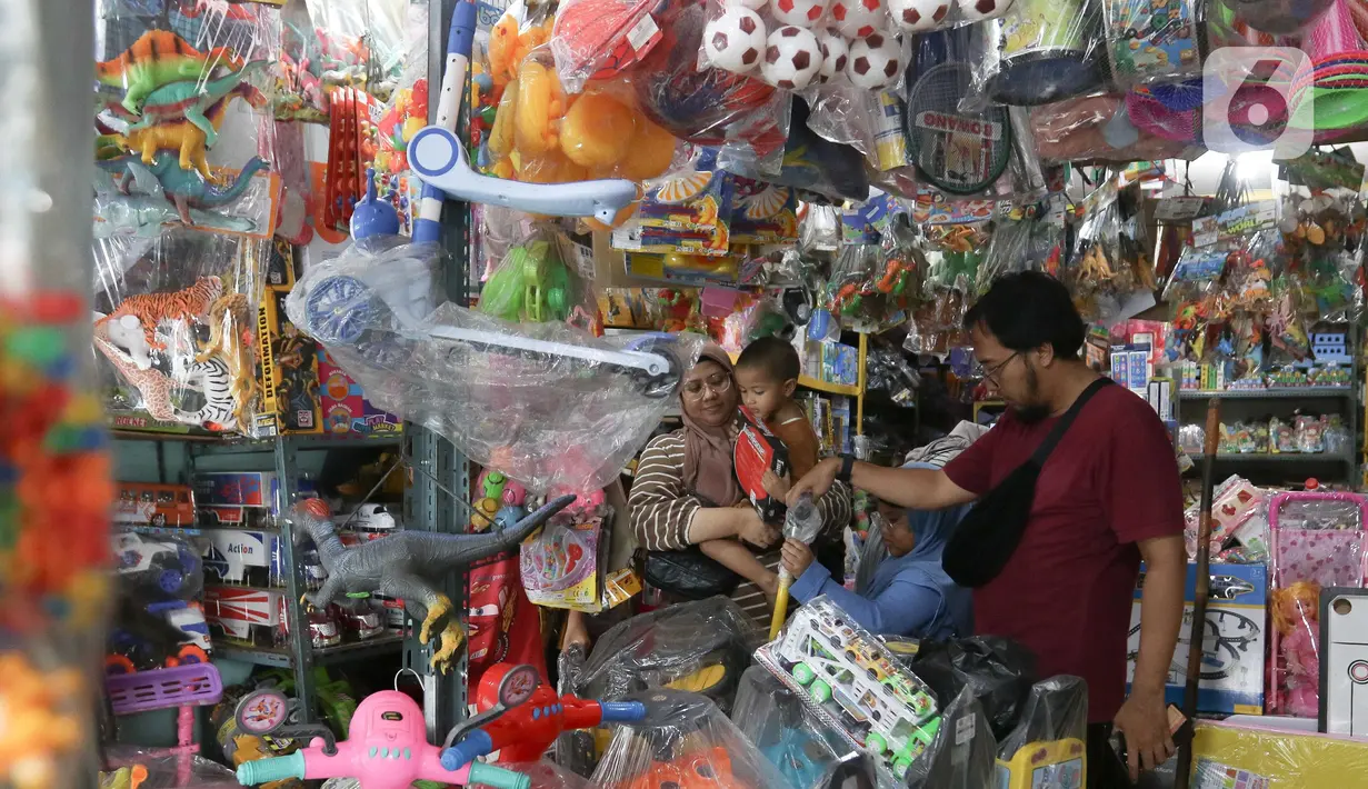 Sejumlah pengunjung terlihat antusias memilih beragam mainan yang dipajang di kios-kios pedagang, mulai dari mainan tradisional hingga mainan modern. (Liputan6.com/Herman Zakharia)