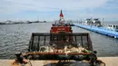 Perahu UPK Pesisir dan Pantai dikerahkan untuk membersihkan sampah di Dermaga Kali Adem, Jakarta, Kamis (14/4/2016). Kurangnya pemahaman warga tentang kebersihan lingkungan membuat Dermaga Kali Adem kerap dipenuhi sampah. (Liputan6.com/Yoppy Renato)