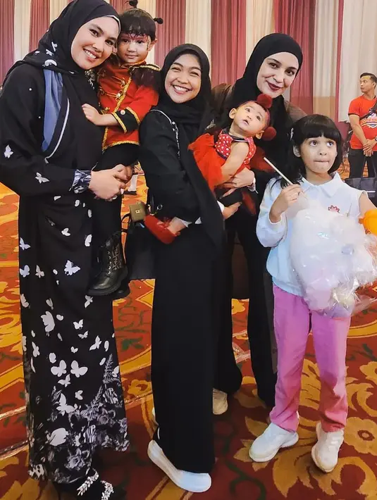 <p>Hadir juga Shireen Sungkar bersama putrinya. Ia tampak membagikan beberapa potretnya saat hadir dalam perayaan ultah baby Ameena. Tampak, ia bersama Ria Ricis, dan Kartika putri. Mereka kompak mengenakan outfit hitam, sedangkan anak-anak mereka merah dan putih. [Instagram/shireensungkar]</p>