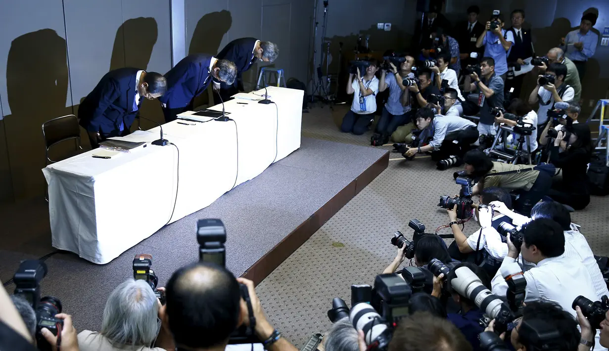 Suasana konferensi pers pengunduran diri Presiden Toshiba Hisao Tanaka Tokyo, Selasa (21/7/2015). Tim peneliti menemukan penyimpangan pencatatan keuntungan perusahaan yang dilakukan Tanaka dari tahun 2008. (Reuters/Thomas Peter)