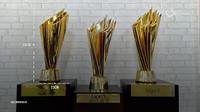 PT LIB menyediakan tiga trofi yang terdiri dari satu trofi asli dan dua trofi replika untuk gelar Liga 1 2018. (Bola.com/Zulfirdaus Harahap)