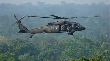 Helikopter Blackhawk Angkatan Darat Amerika Serikat terbang saat latihan militer gabungan Super Garuda Shield 2022 di Baturaja, Sumatera Selatan, Indonesia, Jumat (12/8/2022). Militer Amerika Serikat dan Indonesia melakukan latihan tempur tahunan di Pulau Sumatera, Indonesia. (AP Photo/Dita Alangkara)
