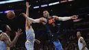 Pemain Oklahoma City Thunder, Russell Westbrook (tengah) melepaskan umpan saat diadang para pemain Los Angeles Lakers pada laga NBA basketball game di Staples Center, Los Angeles, (3/1/2018). Lakers kalah 96-133. (AP/Jae C. Hong)