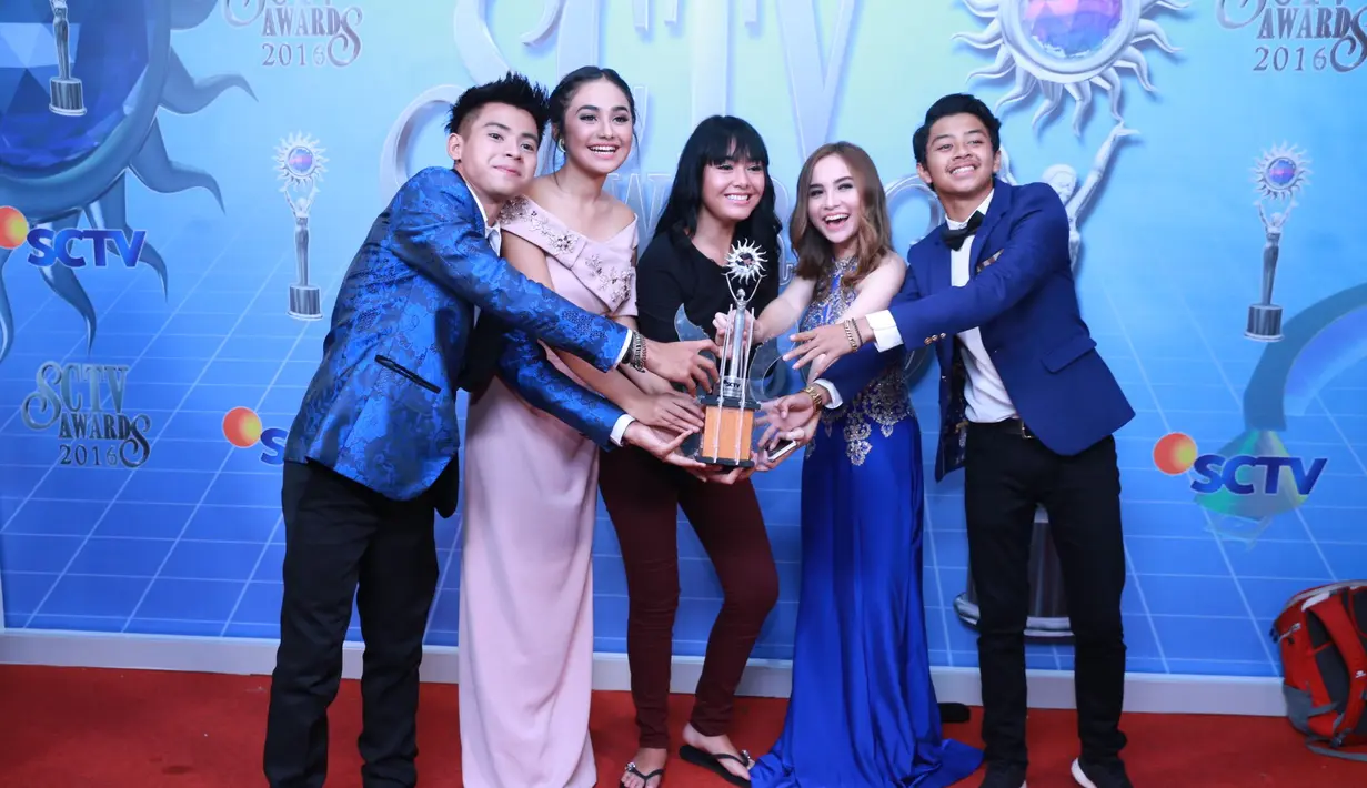 Berhasil menang, Sinetron Mermaid in Love bersaing dengan judul lain yang tidak kalah populer seperti 3 Sempruuul, Mengejar Surga 4, Pangeran 2, Para Pencari Tuhan 10, dan Surga yang ke-2. (Adrian Putra/Bintang.com)