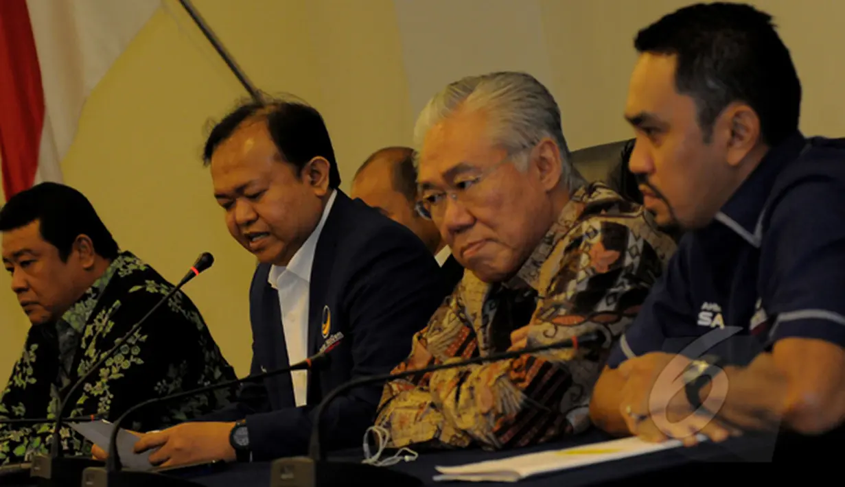 Sekjen Nasdem Patrice Rio Capella (tengah) didampingi Ketua DPP Partai NasDem Enggartiasto Lukita saat jumpa pers di DPP Nasdem, Jakarta, Senin (2/3/2015). Partai NasDem menyatakan menarik diri dari kepanitiaan hak angket. (Liputan6.com/Faisal R Syam)