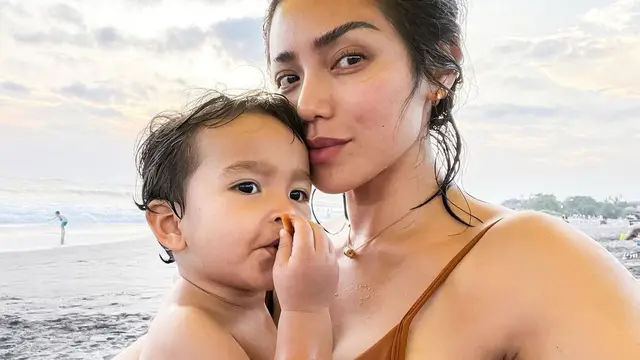 Jessica Iskandar di pantai (Instagram/inijedar)