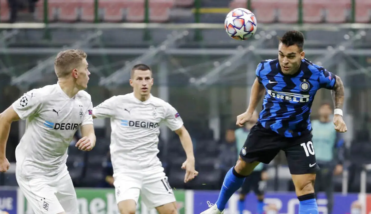 Striker Inter Milan, Lautaro Martinez, menyundul bola saat melawan Borussia Moenchangladbach pada laga Liga Champions di Stadion Giuseppe Meazza, Kamis (22/10/2020). Kedua tim bermain imbang 2-2. (AP/Luca Bruno)