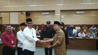Calon Walikota Cirebon Bamunas Setiawan Budiman saat mengikuti rangkaian serah terima pengawal pribadi di Kantor KPU Kota Cirebon (Liputan6.com / Panji Prayitno)