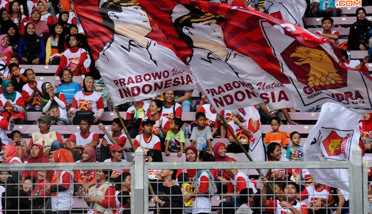 Bendera bergambar Ketua Dewan Pembina Partai Gerindra juga terus dikibarkan para kader dan simpatisan saat kampanye di Stadion GBK Jakarta (Liputan6.com/Helmi Fithriansyah)  