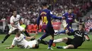 Gelandang Barcelona, Philippe Coutinho, melepaskan tendangan saat melawan Sevilla pada laga final Copa del Rey di stadion Wanda Metropolitano, Madrid, Minggu (22/4/2018). Barcelona menang 5-0 atas Sevilla. (AFP/Pierre-Philippe Marcou)