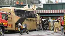 Petugas mengevakuasi penumpang dari dalam bus yang menabrak kolong jembatan kereta di Montague, South Melbourne, Australia (22/2). Belum diketahui penyebab tertabraknya bus yang mengangkut 19 orang ini. (REUTERS/Mal Fairclough)