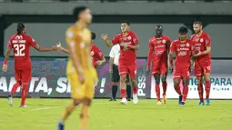 Para pemain Persija Jakarta merayakan gol yang dicetak oleh Taufik Hidayat (tengah) ke gawang Bhayangkara FC dalam laga pekan ke-33 BRI Liga 1 2021/2022 di Stadion Kapten I Wayan Dipta, Gianyar, Bali, Sabtu (26/3/2022). (Bola.com/M Iqbal Ichsan)