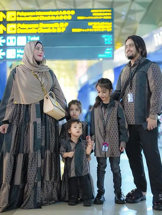Tengah menjalani ibadah umroh, melalui akun Instagram pribadinya Tasyi juga menyebutkan akan melanjutkan perjalanan ke Dubai. Dirinya juga begitu mensyukuri bisa kembali berada di Tanah Suci untuk umroh. (Liputan6.com/IG/@tasyiiathasyia)