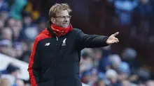 Pelatih Liverpool, Jurgen Klopp, memberikan instruksi kepada anak asuhnya saat melawan Aston Villa. Pelatih Jerman ini kembali hadir menemani para pemain The Reds setelah sempat absen saat laga pekan lalu. (Reuters/Carl Recine)