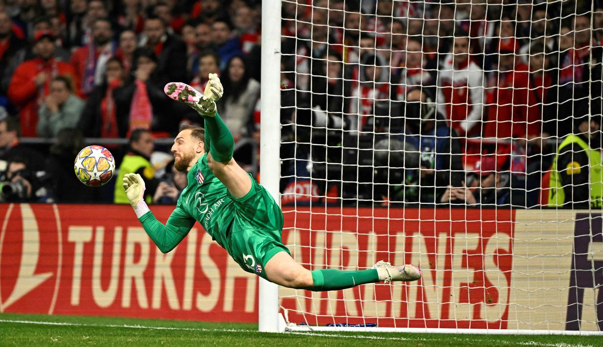 Kiper Atletico Madrid, Jan Oblak, berhasil menghalau bola saat adu penalti melawan Inter Milan dalam laga leg kedua babak 16 besar Liga Champions di Estadio Metropolitano, Kamis (14/3/2024). (AFP/Javier Soriano)