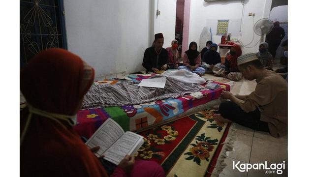 7 Potret Suasana Rumah Duka Omaswati, Penuh Pelayat dan dan Rekan Artis