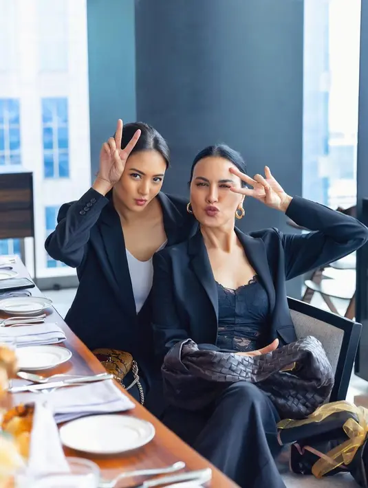 Aurelie Moeremans berpose bersama Sophia Latjuba yang sama-sama mengenakan blazer hitam. Aurelie memilih memadukan blazer hitamnya dengan innerwear berwarna putih, kontras yang selalu menjadi pilihan aman untuk dikenakan bersamaan. Foto: Instagram.
