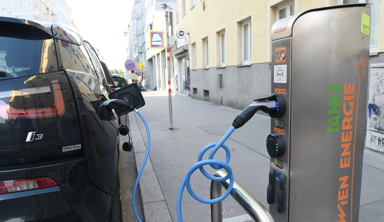 Mobil listrik sedang diisi daya di sebuah stasiun pengisian daya umum di Wina, Austria (14/7/2020). Menurut Asosiasi Federal Austria untuk Mobilitas Listrik, 4.805 mobil bertenaga listrik penuh telah didaftarkan di Austria hingga akhir Juni tahun ini, atau 4,3 persen dari seluruh pendaftaran mobil b