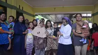 Suster Anastasia dan Suster Agatha FMMI berfoto bersama pengungsi banjir di Panti Kasih Sepanjang Masa Sidareja, Cilacap, yang kebanyakan muslim. (Foto: Liputan6.com/Muhamad Ridlo)